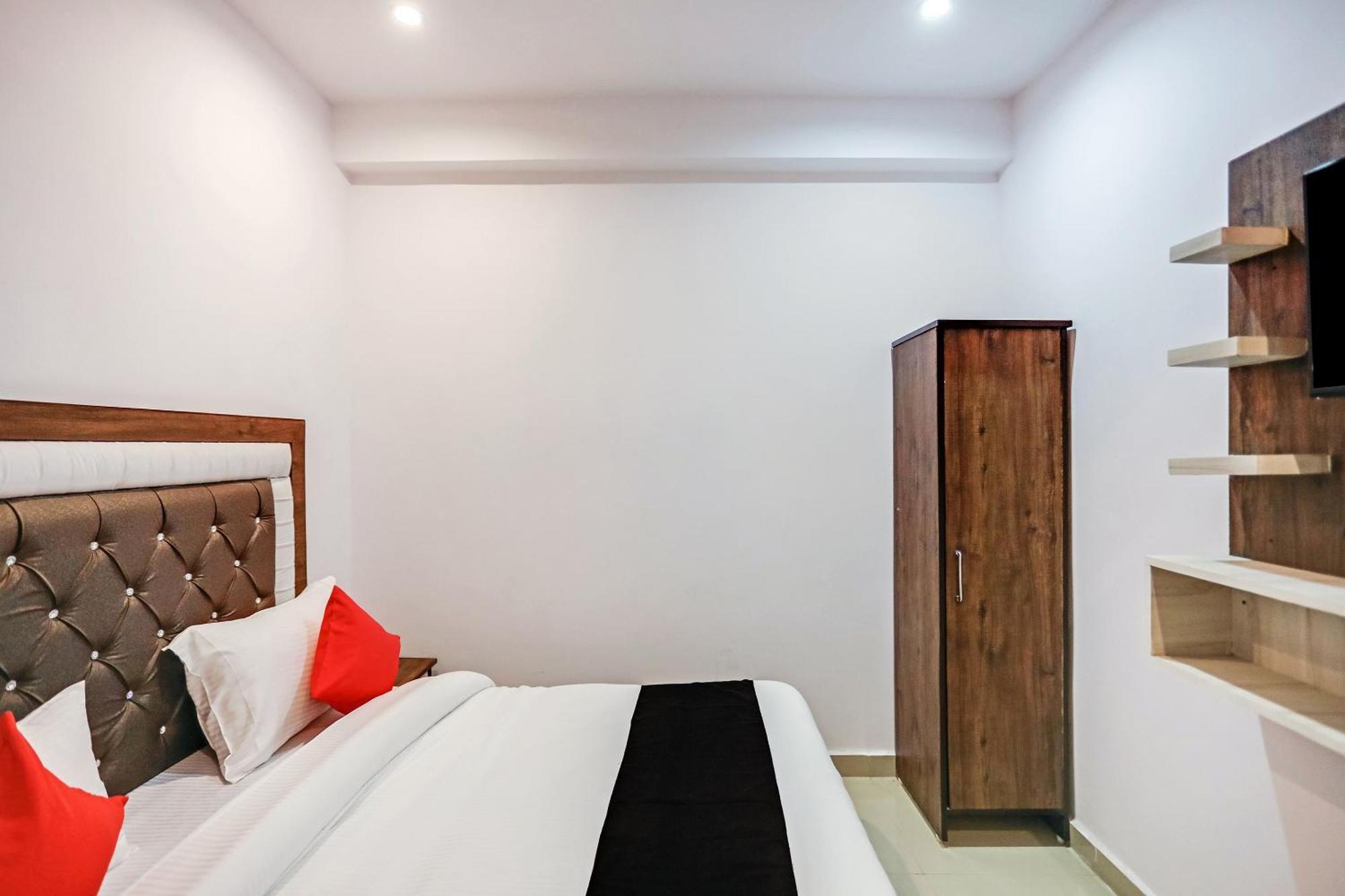 Hotel O Golden Stone Газиабад Экстерьер фото