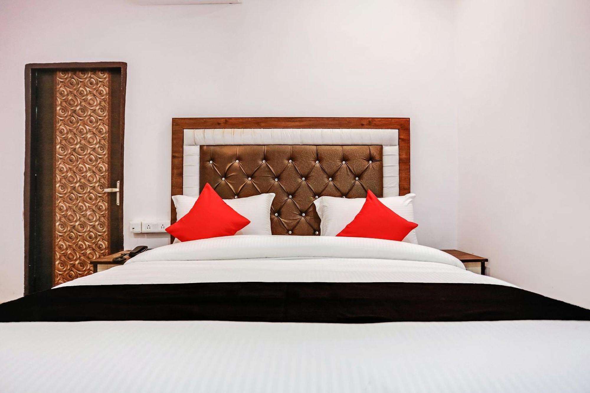 Hotel O Golden Stone Газиабад Экстерьер фото
