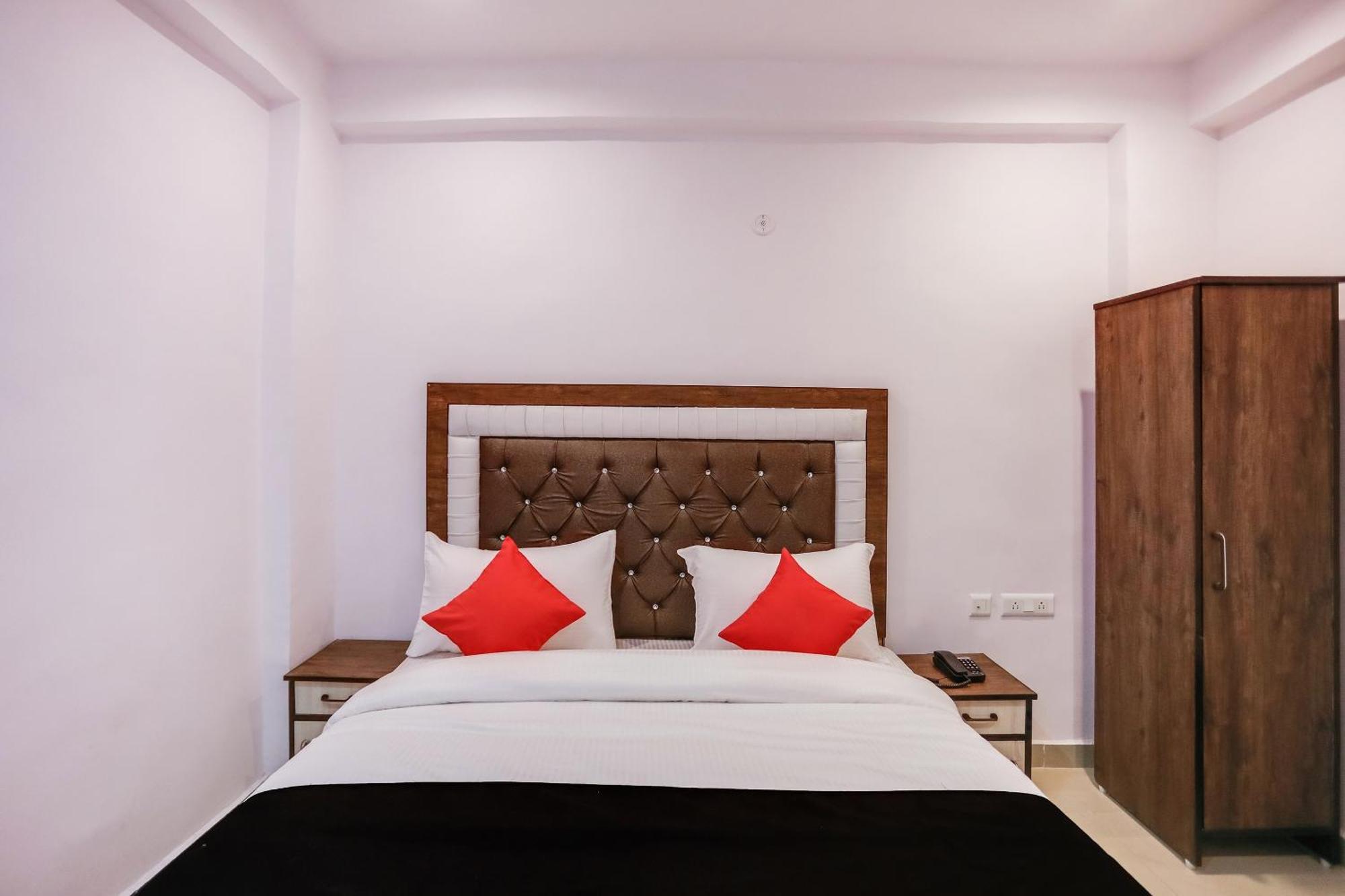 Hotel O Golden Stone Газиабад Экстерьер фото