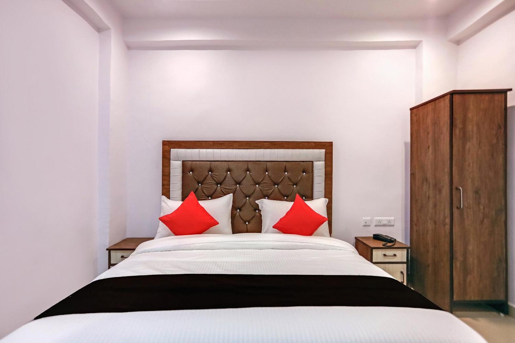 Hotel O Golden Stone Газиабад Экстерьер фото